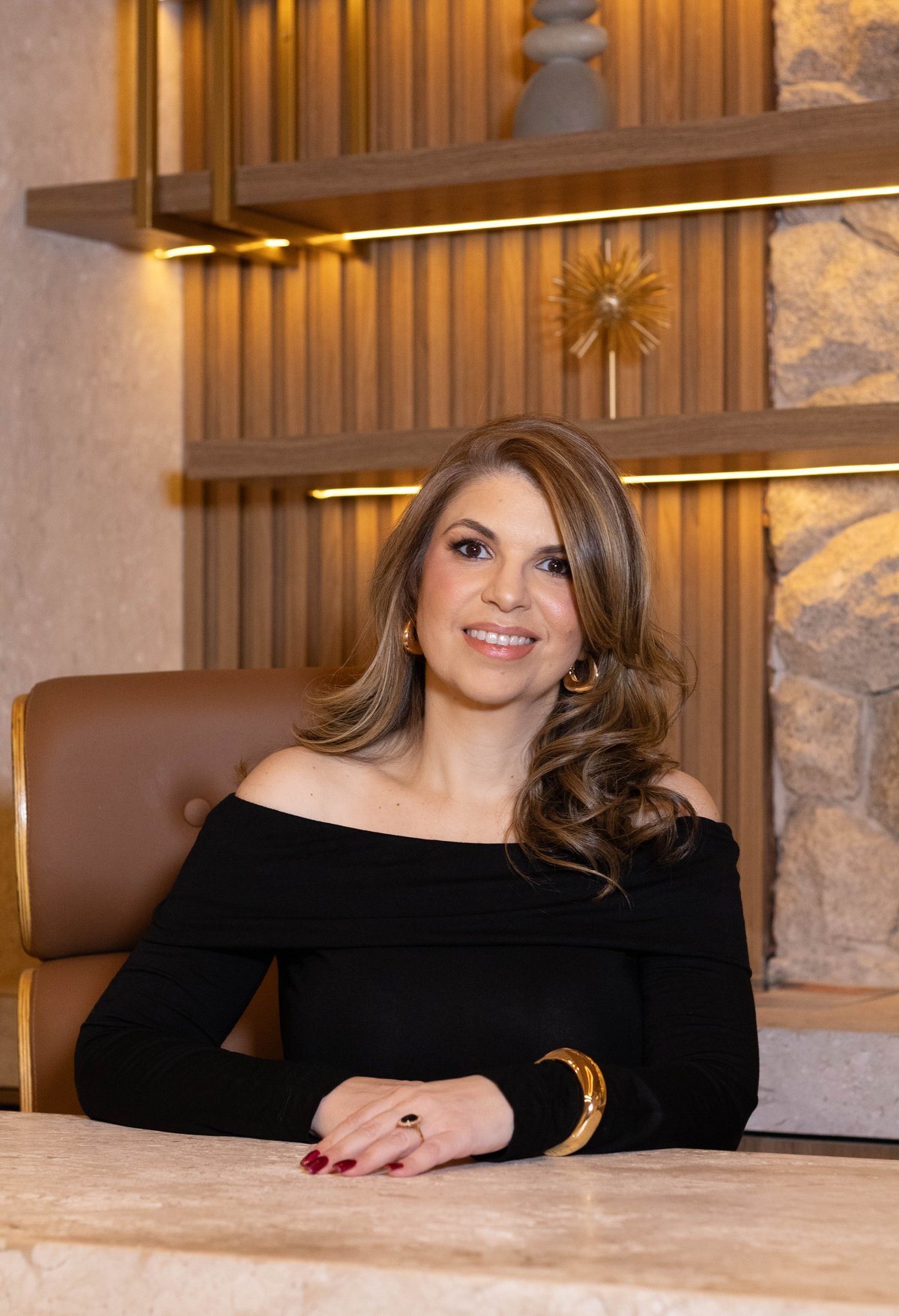 Dra. Michelle Sousa, médica especialista em dor, sorrindo em ambiente de consultório